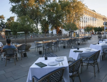 Sevilla permite a los bares renovar la licencia de sus veladores