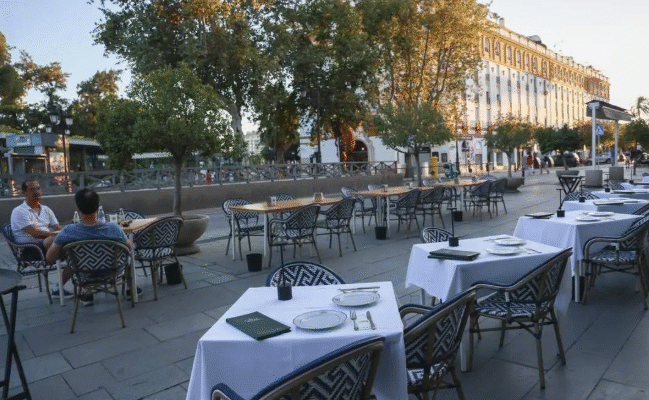 Sevilla permite a los bares renovar la licencia de sus veladores