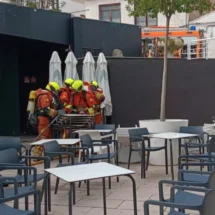 Un incendio causa daños en el restaurante El Rovellet de l'ou de Ontinyent. Intervención de emergencia y actuación coordinada de los servicios públicos.