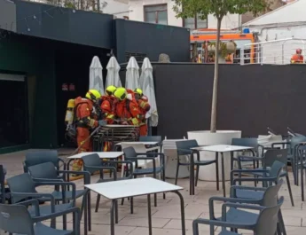 Un incendio causa daños en el restaurante El Rovellet de l'ou de Ontinyent. Intervención de emergencia y actuación coordinada de los servicios públicos.