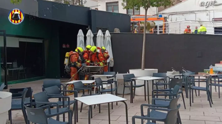 Un incendio causa daños en el restaurante El Rovellet de l'ou de Ontinyent. Intervención de emergencia y actuación coordinada de los servicios públicos.