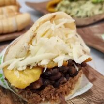 Renacer entre brasas: el emblemático Bycactus58 vuelve a latir en El Zapillo. Un regreso esperado en el corazón gastronómico venezolano de Almería.