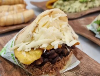 Renacer entre brasas: el emblemático Bycactus58 vuelve a latir en El Zapillo. Un regreso esperado en el corazón gastronómico venezolano de Almería.
