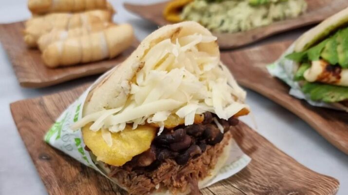 Renacer entre brasas: el emblemático Bycactus58 vuelve a latir en El Zapillo. Un regreso esperado en el corazón gastronómico venezolano de Almería.