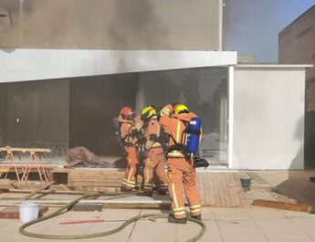 Prevención de incendios en espacios comerciales con restauración integrada. Un episodio de humo y alarma que refuerza la necesidad de seguridad.