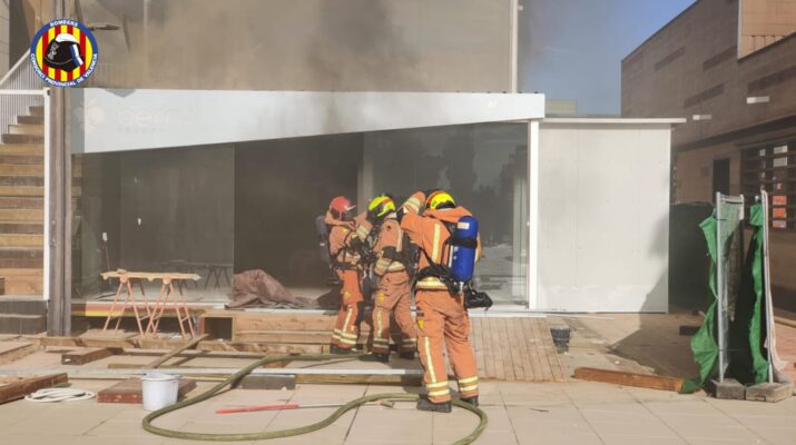 Prevención de incendios en espacios comerciales con restauración integrada. Un episodio de humo y alarma que refuerza la necesidad de seguridad.