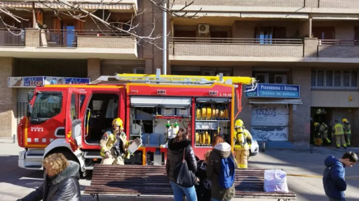 Un incendio en una campana extractora moviliza a los Bomberos en L’Escorxador