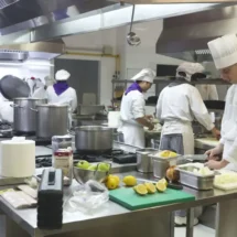 Cocina mediterránea con un toque asiático: creatividad, formación y excelencia gastronómica en el CPIFP San Lorenzo. Un arranque lleno de aromas, técnica y aprendizaje práctico.