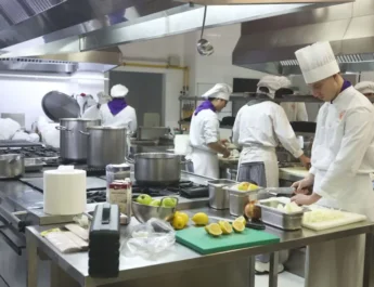 Cocina mediterránea con un toque asiático: creatividad, formación y excelencia gastronómica en el CPIFP San Lorenzo. Un arranque lleno de aromas, técnica y aprendizaje práctico.