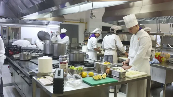 Cocina mediterránea con un toque asiático: creatividad, formación y excelencia gastronómica en el CPIFP San Lorenzo. Un arranque lleno de aromas, técnica y aprendizaje práctico.