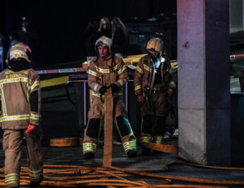 Clausurada una hamburguesería por dos incendios casi consecutivos en A Coruña. Intervención de emergencia y cierre preventivo del local.