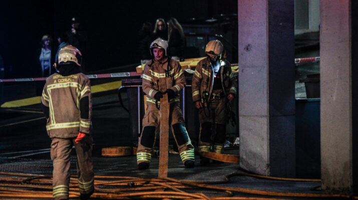 Clausurada una hamburguesería por dos incendios casi consecutivos en A Coruña. Intervención de emergencia y cierre preventivo del local.
