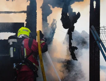 Devastador incendio destruye un emblemático chiringuito en Nuevo Portil y genera gran alarma social. Un suceso impactante que conmociona a vecinos