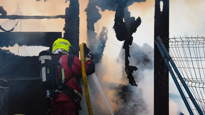 Devastador incendio destruye un emblemático chiringuito en Nuevo Portil y genera gran alarma social. Un suceso impactante que conmociona a vecinos