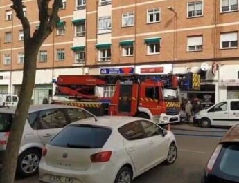 Bomberos intervienen tras incendio en cocina de bar en Obispo Acuña, Zamora