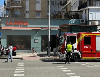 Intervención urgente de bomberos tras un incendio en un restaurante de Los Remedios. Un suceso que generó alarma