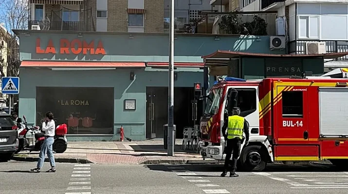 Intervención urgente de bomberos tras un incendio en un restaurante de Los Remedios. Un suceso que generó alarma
