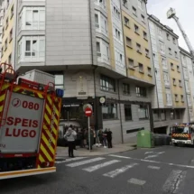 Incendio en restaurante de Lugo activa un rápido despliegue de emergencia. Intervención urgente tras el fuego declarado en un establecimiento de hostelería.