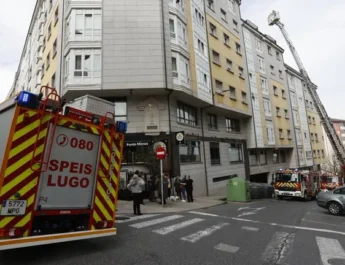 Incendio en restaurante de Lugo activa un rápido despliegue de emergencia. Intervención urgente tras el fuego declarado en un establecimiento de hostelería.