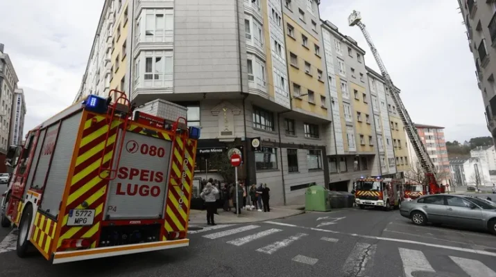 Incendio en restaurante de Lugo activa un rápido despliegue de emergencia. Intervención urgente tras el fuego declarado en un establecimiento de hostelería.