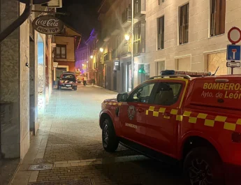 Incendio en restaurante del centro de León: rápida actuación de los bomberos evita daños mayores. Intervención urgente