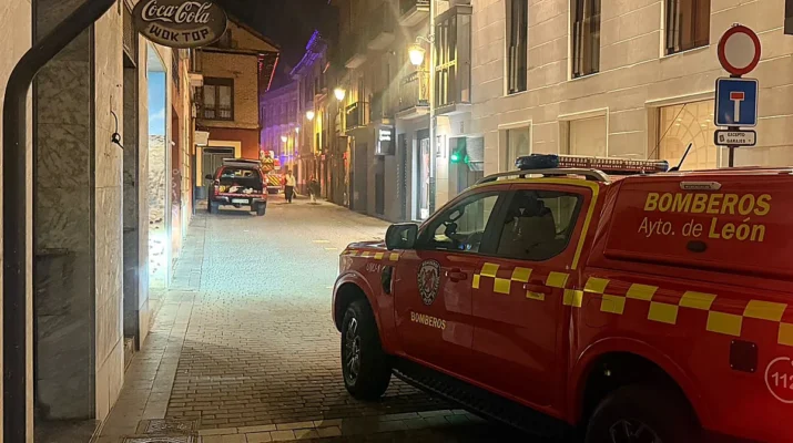 Incendio en restaurante del centro de León: rápida actuación de los bomberos evita daños mayores. Intervención urgente