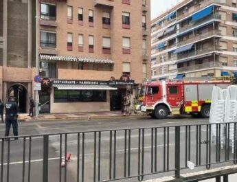 Incendio en restaurante del barrio Infante Juan Manuel de Murcia provoca desalojos y alarma vecinal. Un suceso repentino