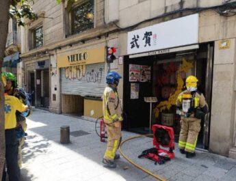 Incendio en cocina de restaurante en Sabadell deja heridos por inhalación de humo