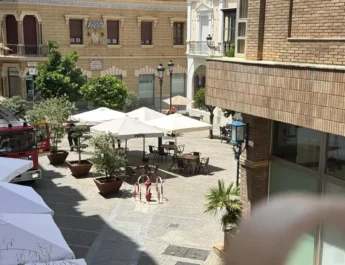 Evacuación y momentos de tensión tras un incendio en un conocido restaurante japonés de Huelva