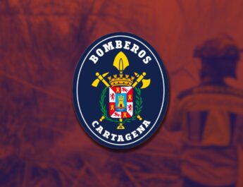 Incendio en un restaurante de La Manga provoca daños estructurales y una gran columna de humo visible a kilómetros