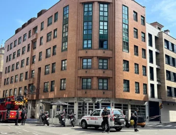 Un incendio en la cocina de un hotel de Gijón provoca tensión en una céntrica calle de la ciudad