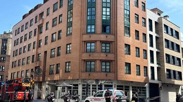 Un incendio en la cocina de un hotel de Gijón provoca tensión en una céntrica calle de la ciudad
