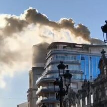 Desalojan una tapería de Vigo tras un incendio en la campana extractora que generó una gran nube de humo