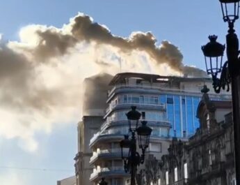 Desalojan una tapería de Vigo tras un incendio en la campana extractora que generó una gran nube de humo