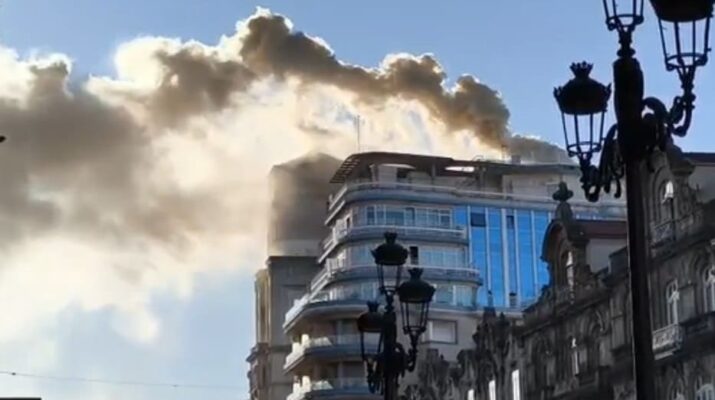 Desalojan una tapería de Vigo tras un incendio en la campana extractora que generó una gran nube de humo