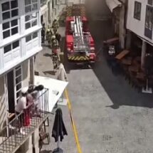 Un incendio originado en la parrilla fuerza el desalojo total de un restaurante céntrico en Lugo