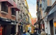 Desalojan un restaurante en el centro de Sevilla tras declararse un fuego en la cocina. Un incendio en una freidora moviliza a los Bomberos