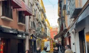 Desalojan un restaurante en el centro de Sevilla tras declararse un fuego en la cocina. Un incendio en una freidora moviliza a los Bomberos
