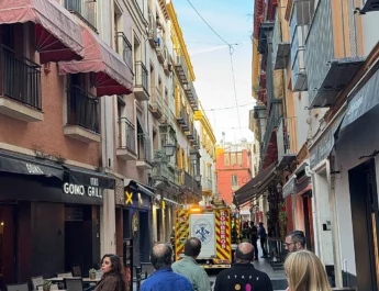 Desalojan un restaurante en el centro de Sevilla tras declararse un fuego en la cocina. Un incendio en una freidora moviliza a los Bomberos