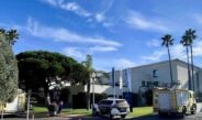 Los trabajadores de un hotel de Novo Sancti Petri utilizan extintores antes de la llegada de los bomberos