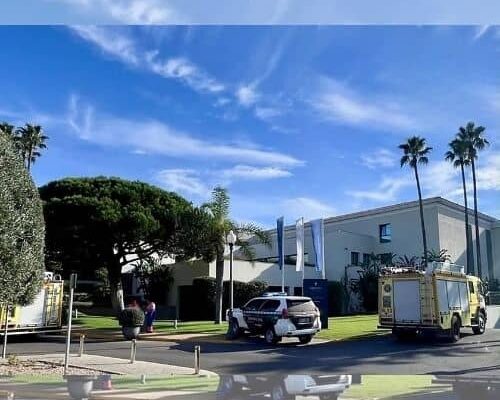 Los trabajadores de un hotel de Novo Sancti Petri utilizan extintores antes de la llegada de los bomberos