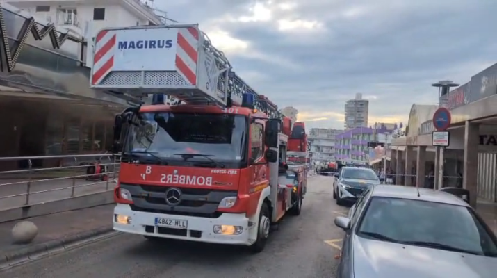 Alarma en Magaluf: 50 vecinos desalojados por un incendio en un bar. Un fuego en la calle Punta Ballena obliga a evacuar